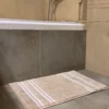 Tapete para baño beige con Líneas