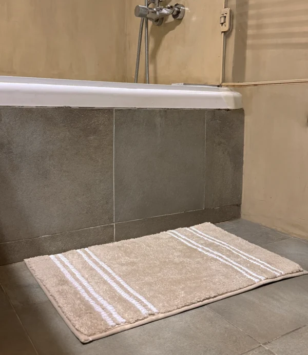 Tapete para baño beige con Líneas
