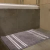 Tapete para baño gris con Líneas