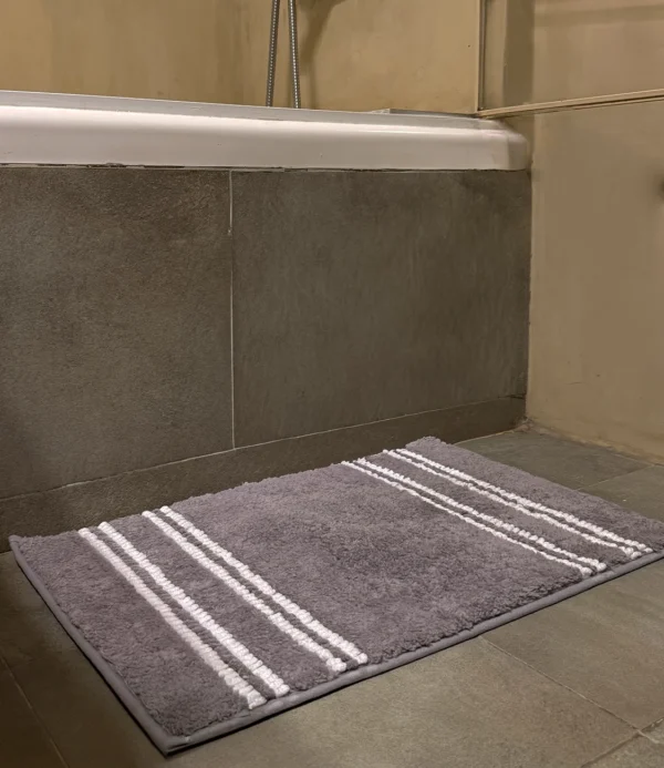 Tapete para baño gris con Líneas