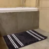 Tapete para baño negro con Líneas
