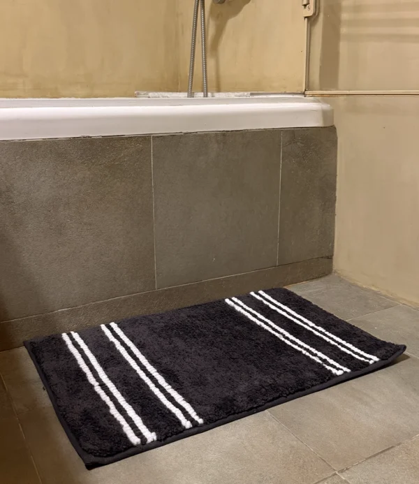 Tapete para baño negro con Líneas