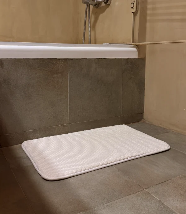 Tapete para baño blanco relieve