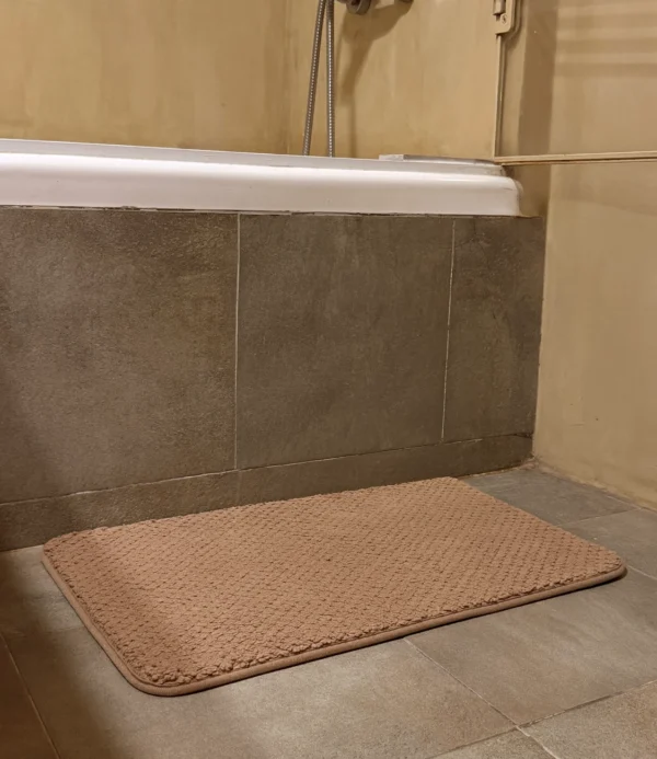Tapete para baño marrón relieve